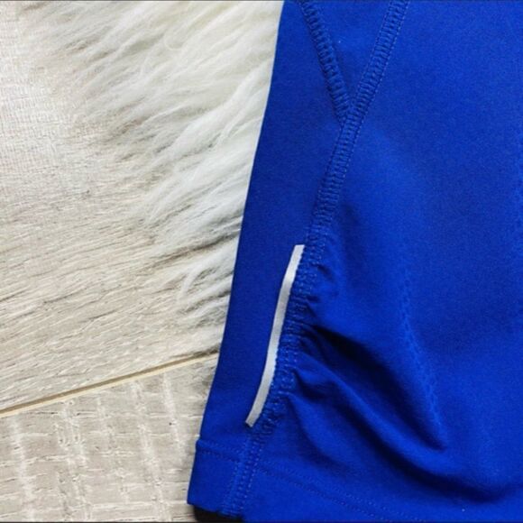 Athleta Dobby Be Free Capri pocket cropped Leggings - Picture 4 of 10